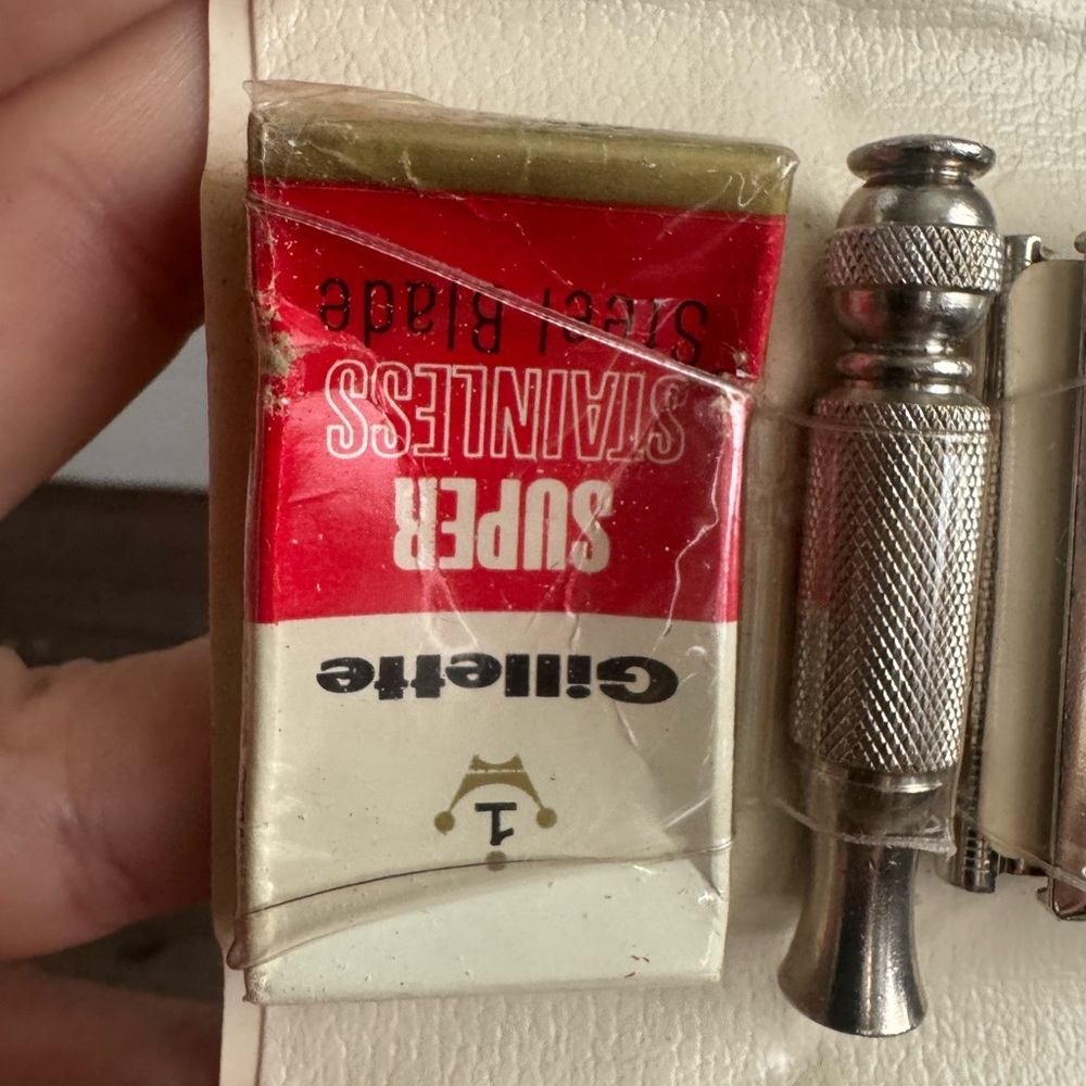 Gillette Vintage Razor Set with Case - Picture 3 of 9